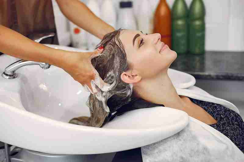  2 cách gội đầu sau khi nâng mũi để không ảnh hưởng vết mổ