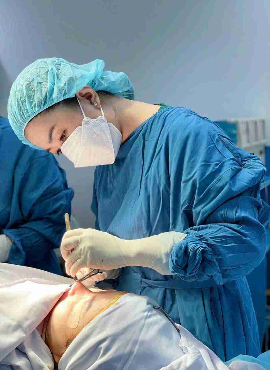 Bác sĩ giải đáp: Nâng mũi khi về già có sao không?
